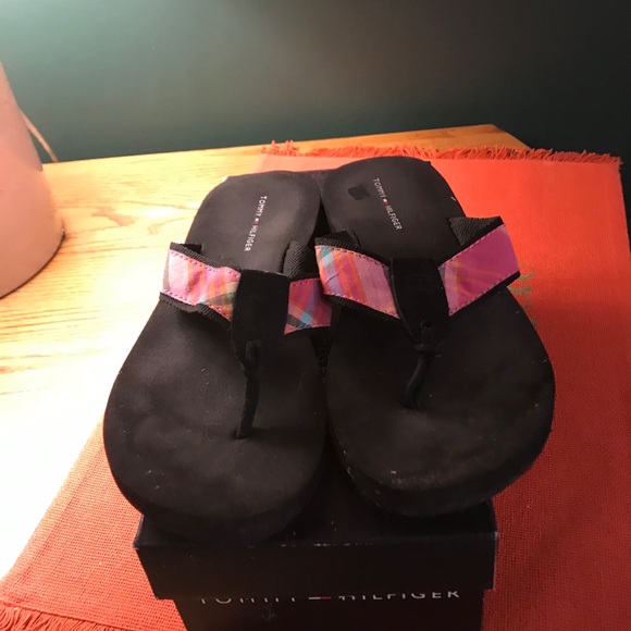 Tommy Hilfiger flip flops size 7. - Picture 3 of 3